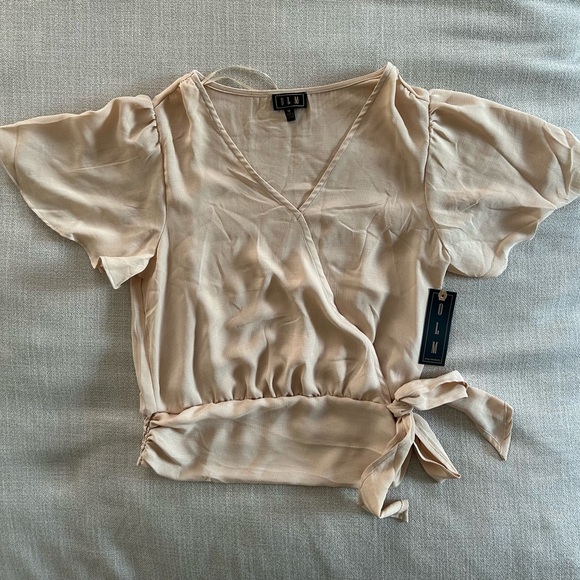 NWT OLM Pale Pink V-Neck Tie Front Top. Size Medium. - Picture 4 of 11